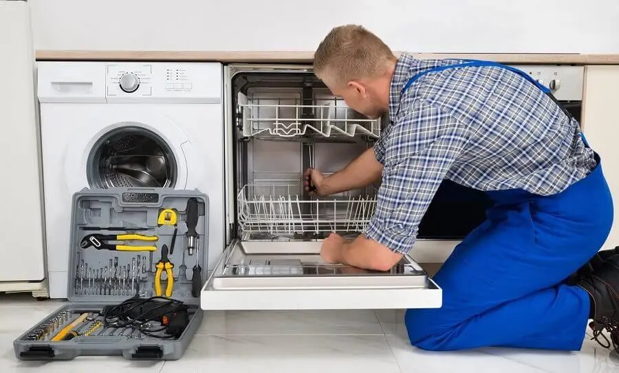 Çilimli Vestfrost servisi teknisyen ekibi beyaz eşya tamiri yaparken